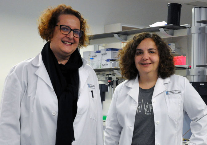 (Esquerra a dreta): Maria José Gosalbes i Pilar Francino en els laboratoris de l’Àrea de Genòmica i Salut de la Fundació FISABIO.